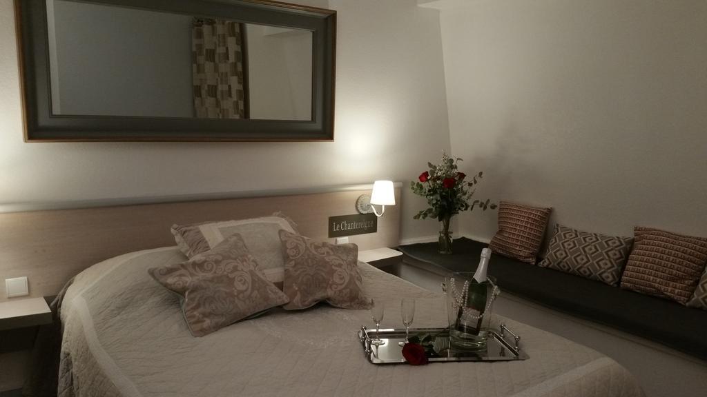 Hotel Le Chantereigne Les Noes-pres-Troyes ภายนอก รูปภาพ