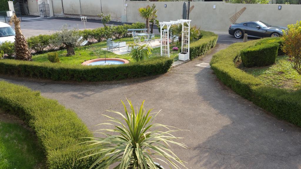 Hotel Le Chantereigne Les Noes-pres-Troyes ภายนอก รูปภาพ