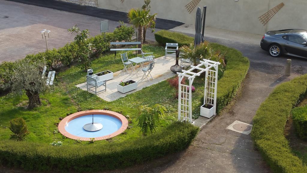 Hotel Le Chantereigne Les Noes-pres-Troyes ภายนอก รูปภาพ