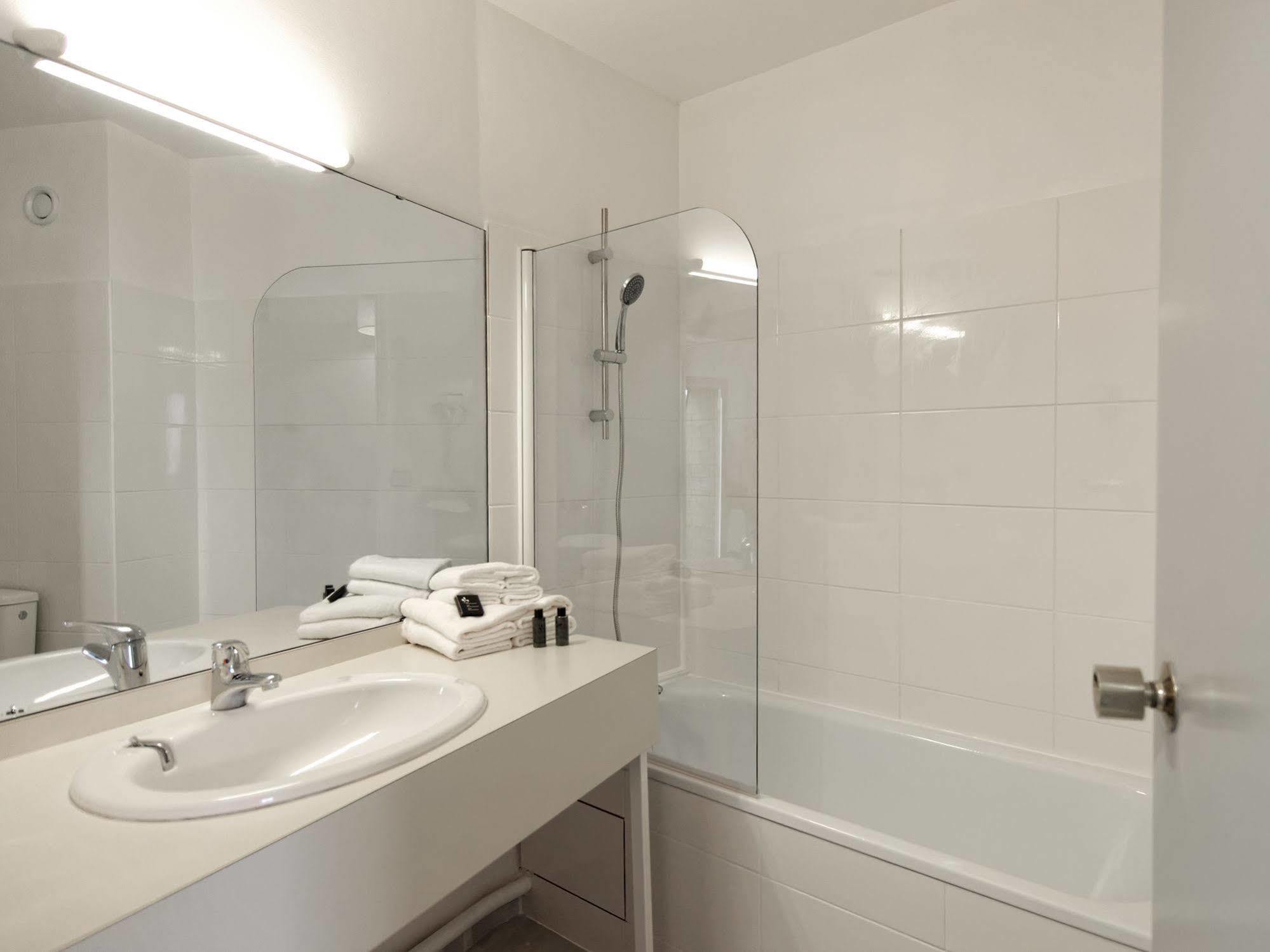 Hotel Le Chantereigne Les Noes-pres-Troyes ภายนอก รูปภาพ
