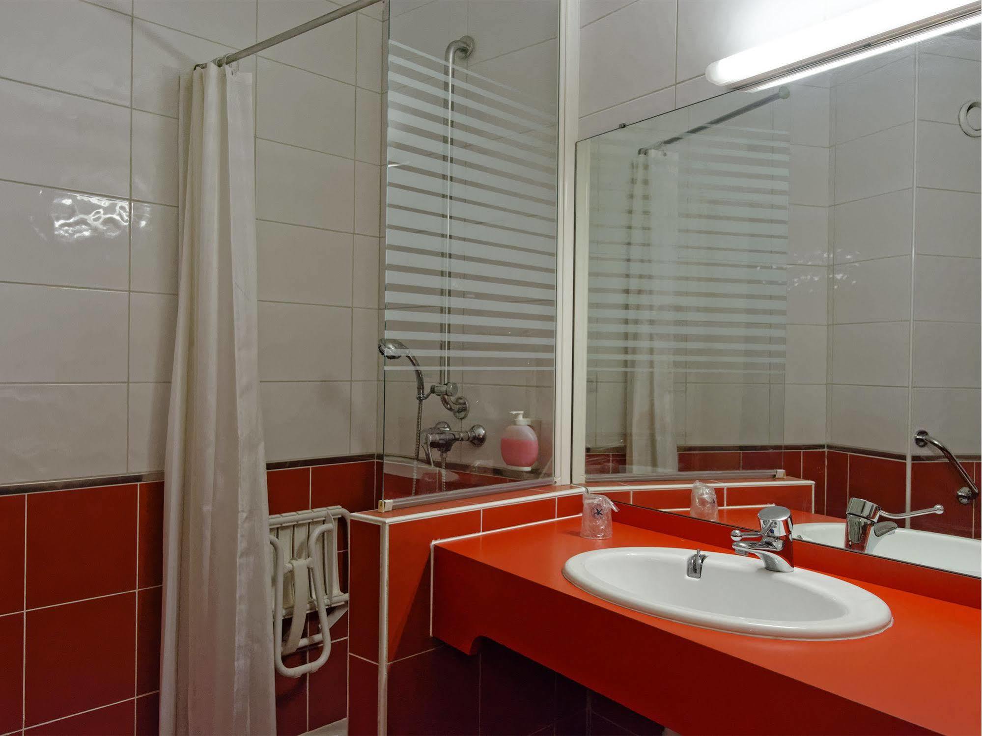 Hotel Le Chantereigne Les Noes-pres-Troyes ภายนอก รูปภาพ