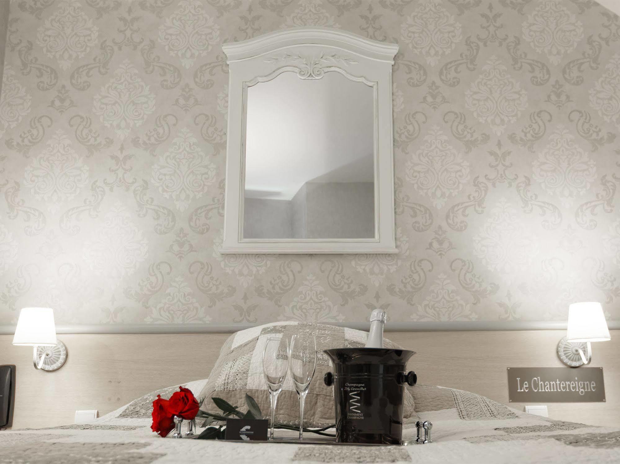 Hotel Le Chantereigne Les Noes-pres-Troyes ภายนอก รูปภาพ