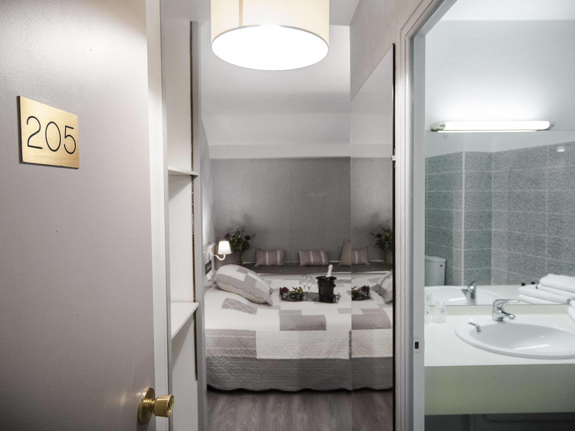Hotel Le Chantereigne Les Noes-pres-Troyes ภายนอก รูปภาพ