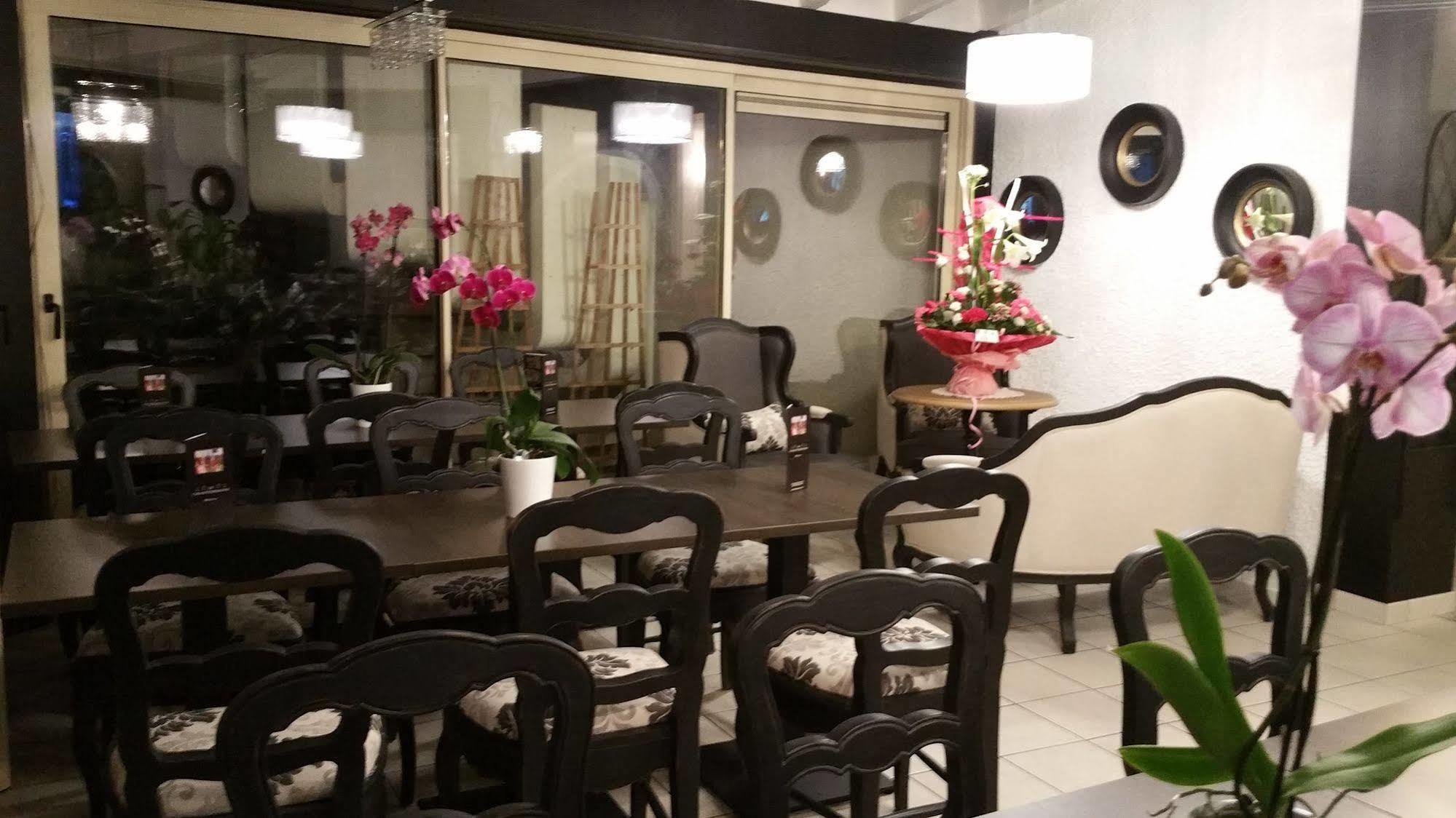 Hotel Le Chantereigne Les Noes-pres-Troyes ภายนอก รูปภาพ